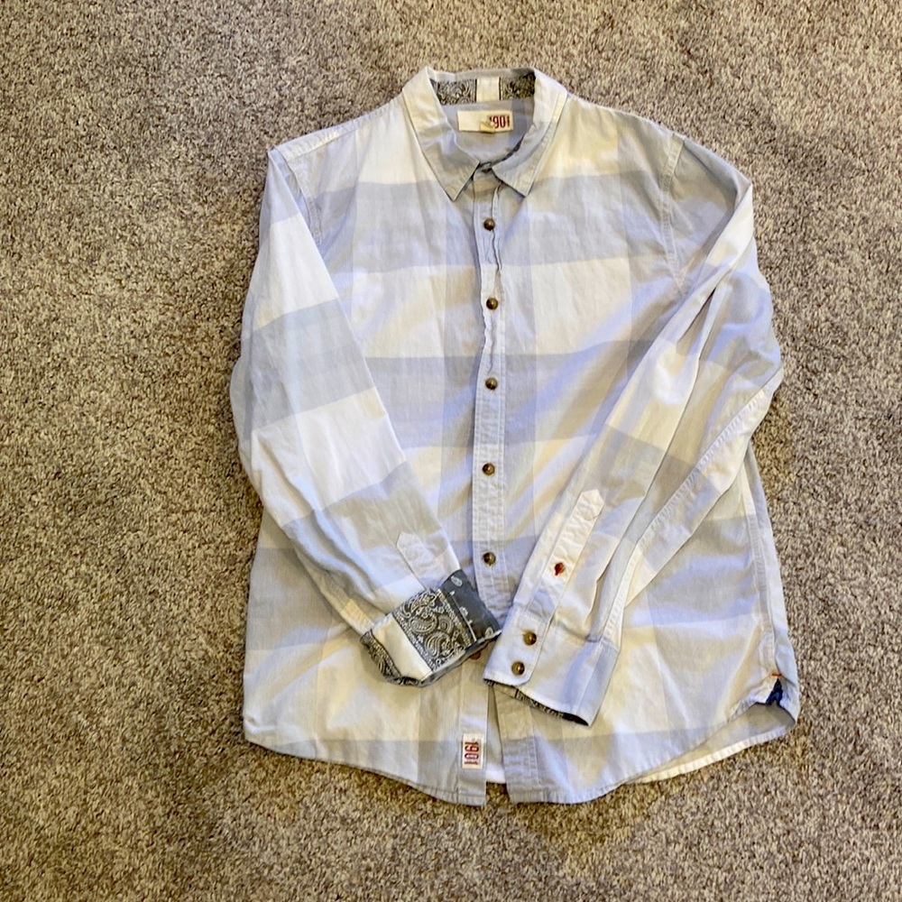 Medium casual button down shirt. White w/ large light blue stripes. Cool pattern